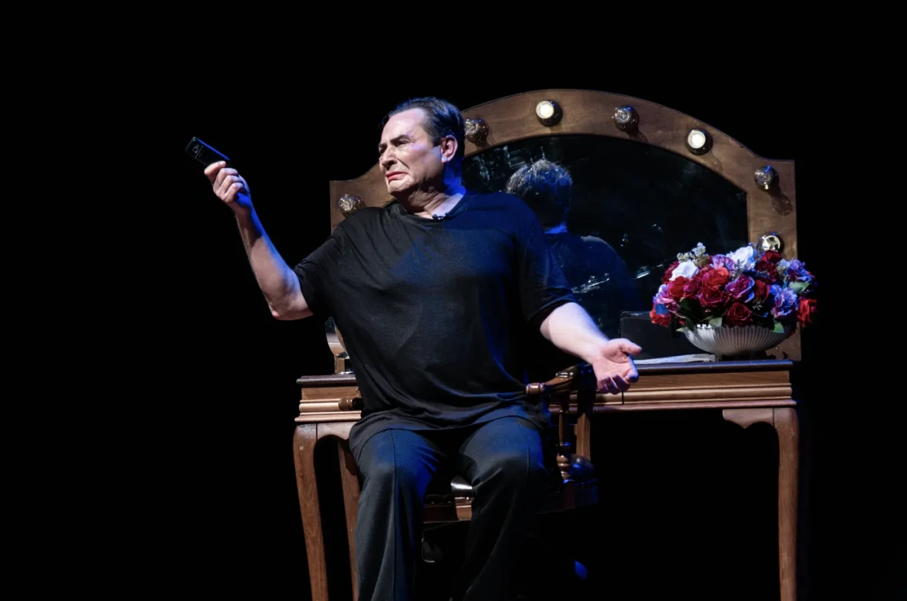 Armağan Çağlayan’dan unutulmaz performans: “Seyfi Bey” Türkiye’yi geziyor