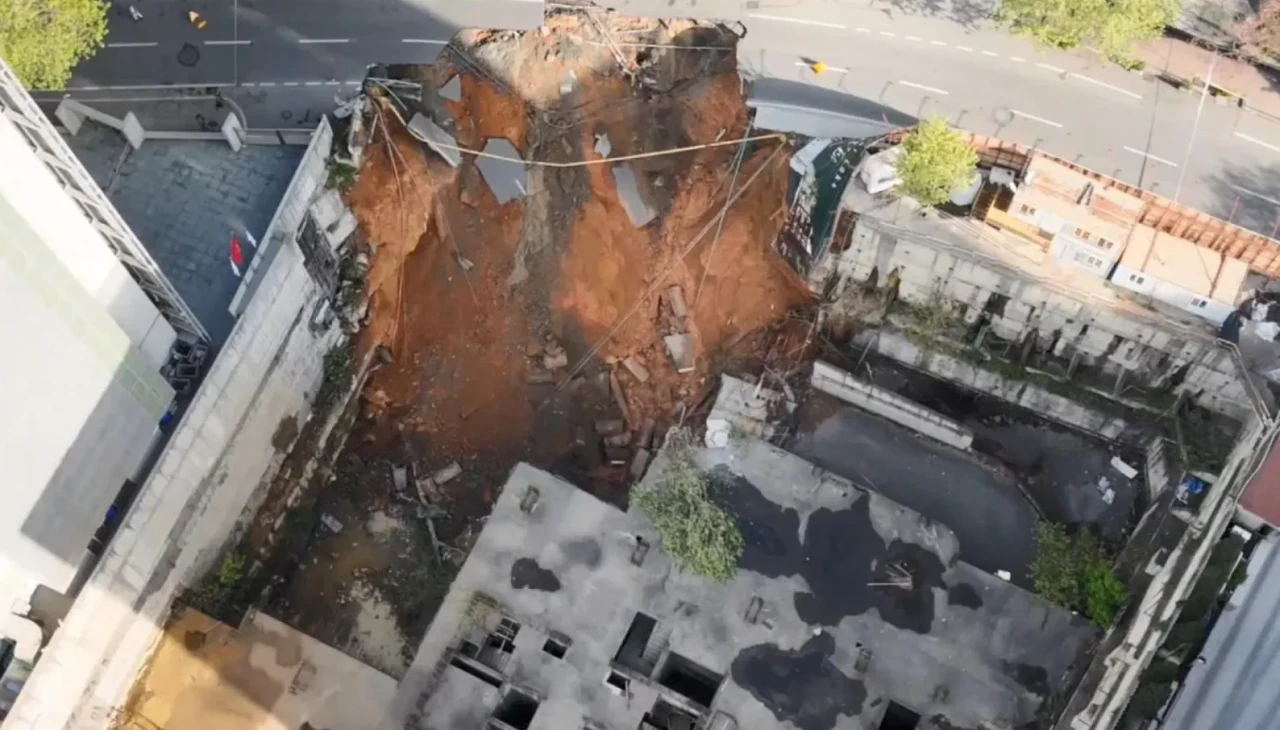 İstanbul'un Göbeğinde Yol Çökmesi