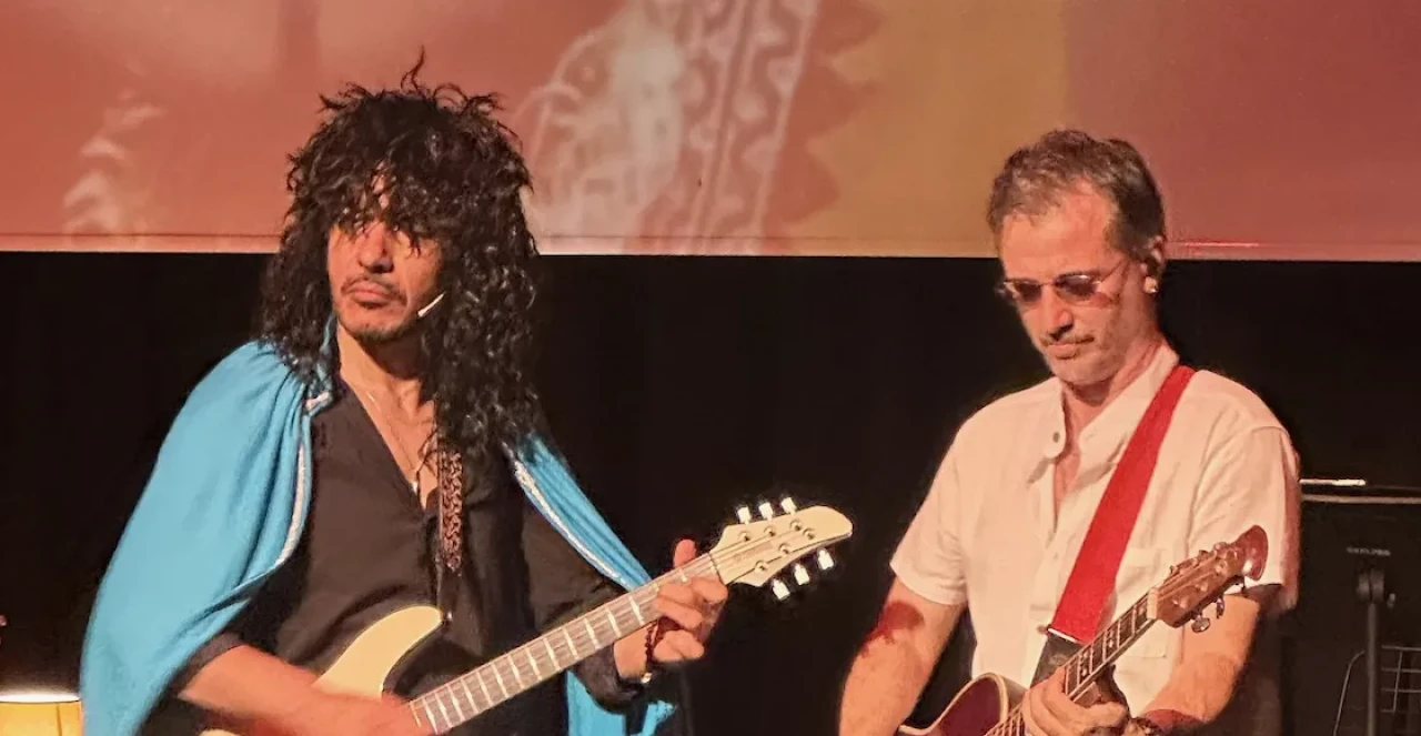 Bu Oyun Gözyaşı ve Kahkahayı Aynı Anda Sunuyor: “Büyüdüğümüz Şarkılar” İlk Gösterimde Büyüledi