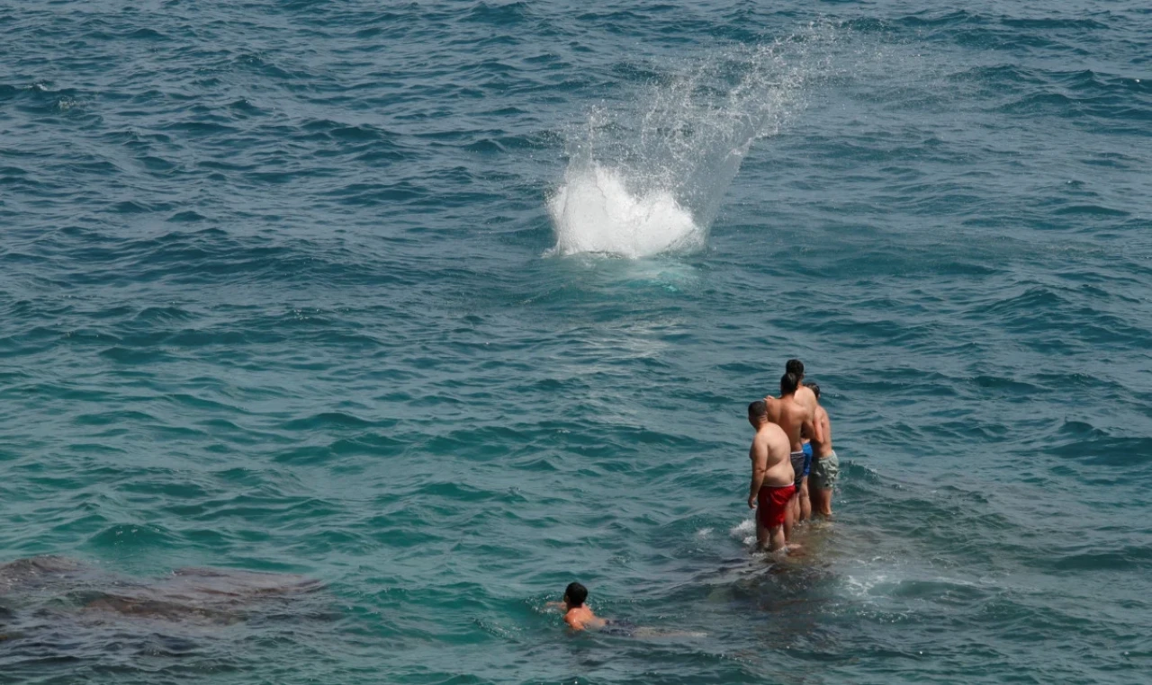 Konyaaltı'nda Tehlikeli Adrenalin: 30 Metrelik Falezlerden Denize Atladılar