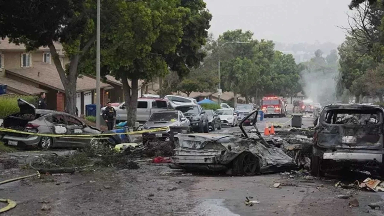 ABD’de Gece Yarısı Korku Dolu Anlar! Uçak Mahalleye Çakıldı