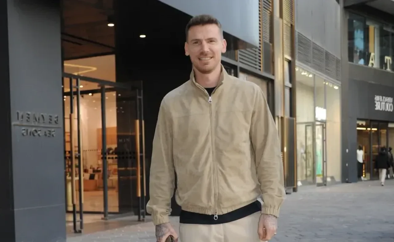 Ünlü Futbolcu Serdar Aziz Restoranda Görüntülendi: Hayranlar Yoğun İlgi Gösterdi