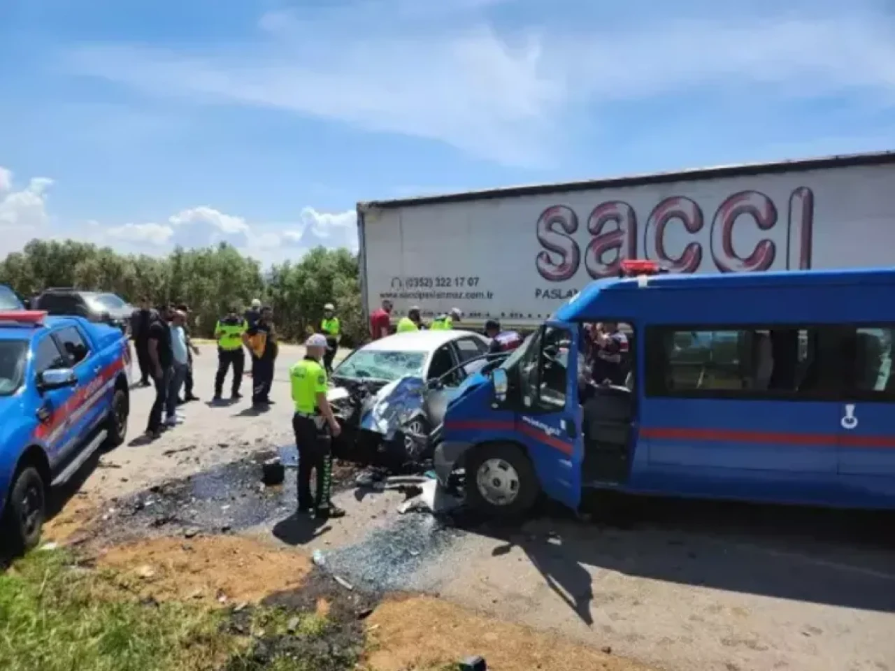 İznik’te Trafik Kazası: Otomobil Jandarma Minibüsüyle Çarpıştı, 1 Ölü 2 Yaralı