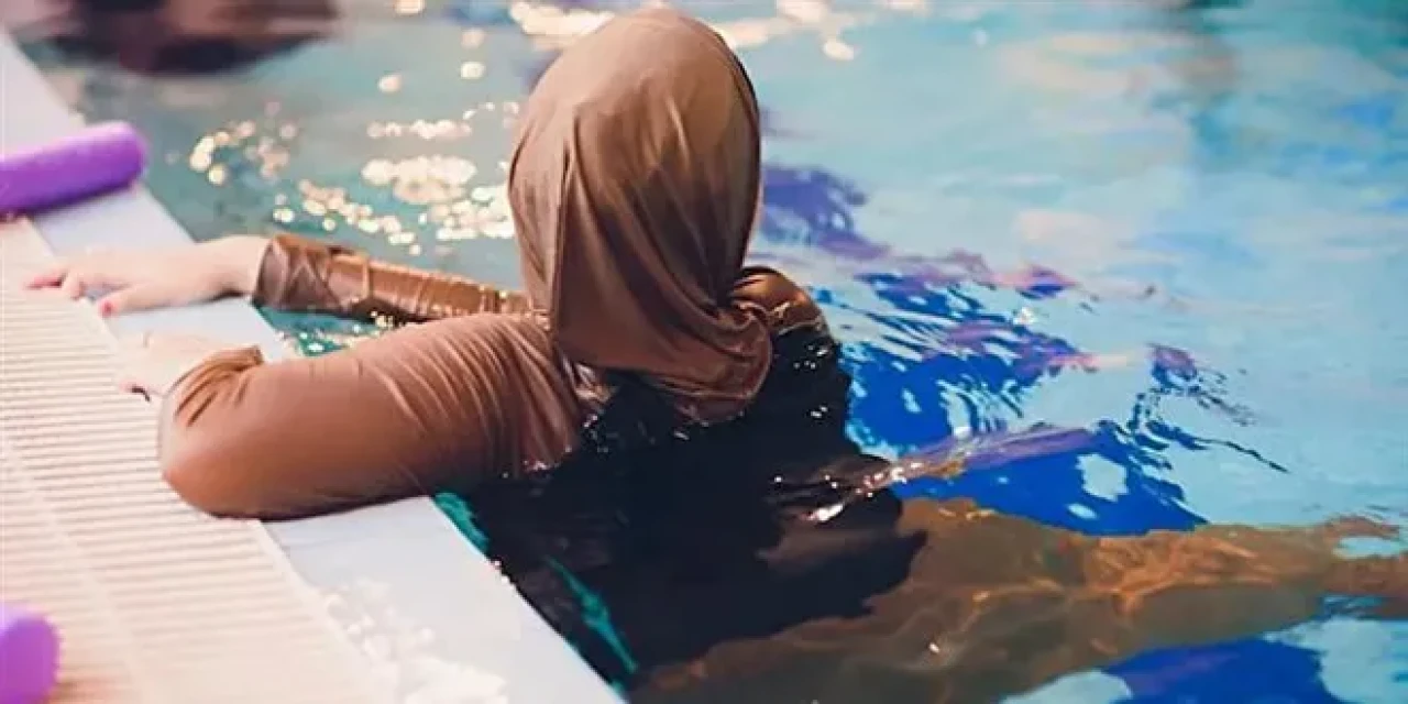 Haşema ile havuz yasağına tarihi karar! Mahkemeden inanç özgürlüğüne destek