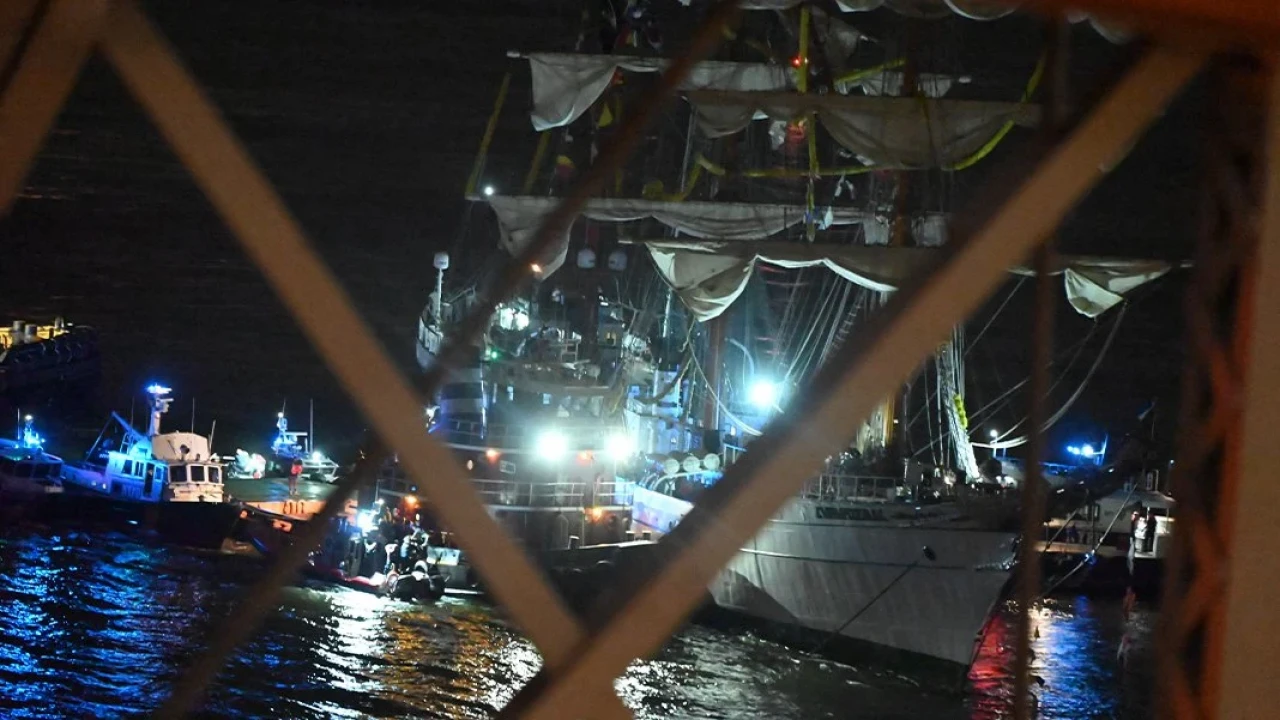 Donanma Gemisi Brooklyn Köprüsü’ne Çarptı! Çok Sayıda Yaralı Var