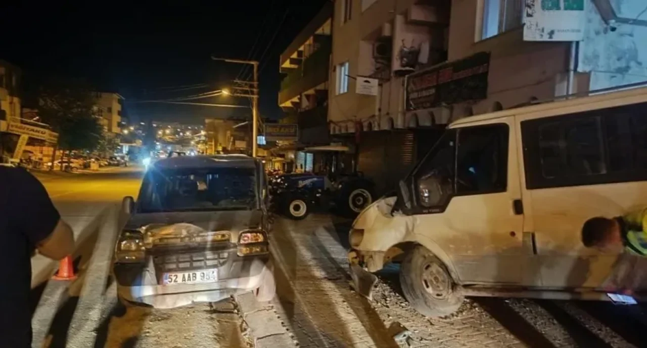 Hatay’da Ticari Araç Kontrolden Çıkarak Park Halindeki Araçlara Çarptı