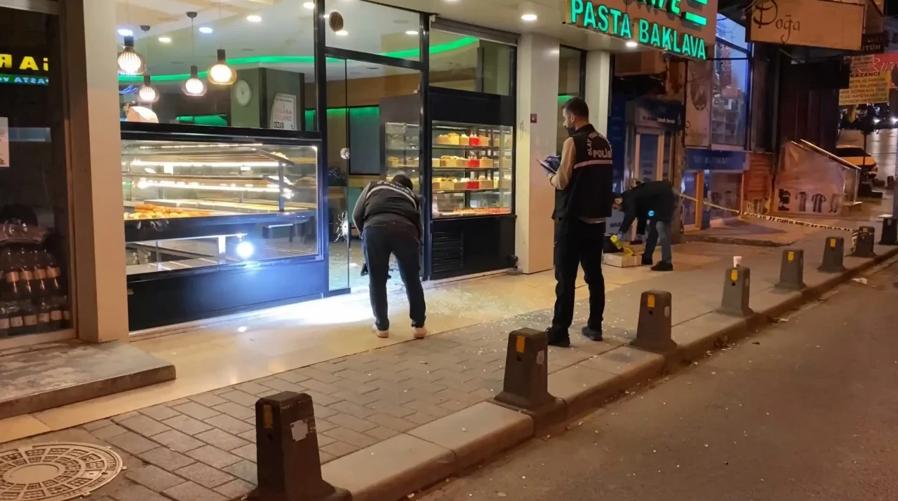 İstanbul’da Gece Yarısı Dehşeti! 17 Yaşındaki Genç Kafede Kurşunların Hedefi Oldu