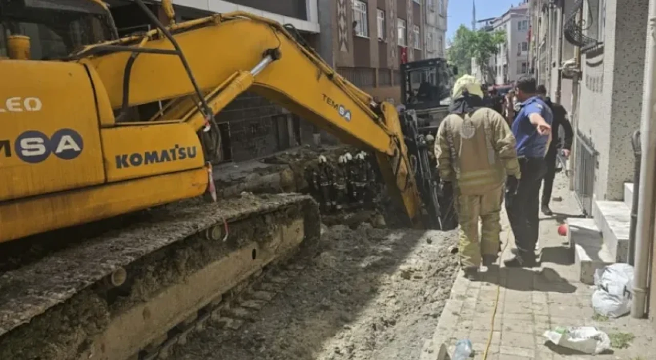 Bayrampaşa’da Yol Çöktü: 1 İşçi Göçük Altında
