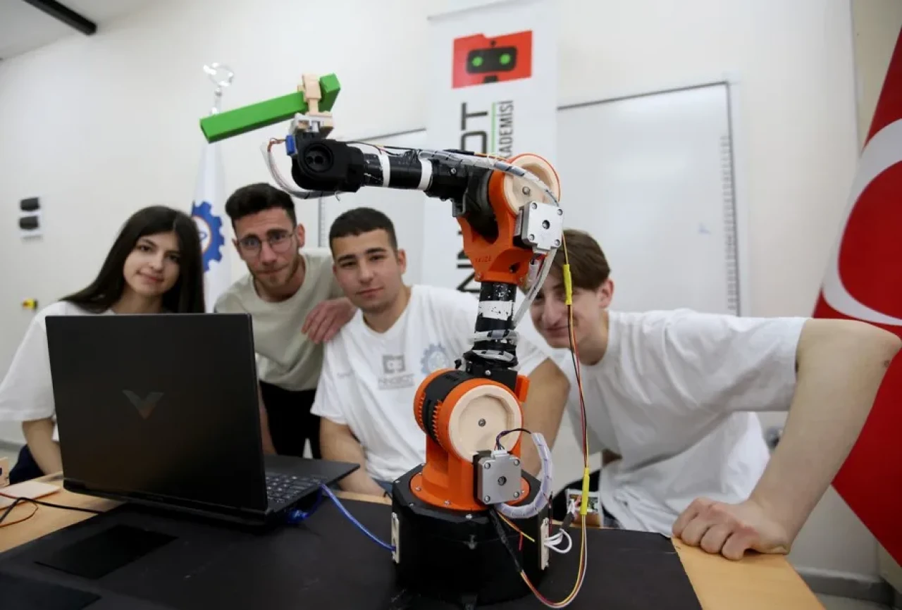 Vanlı Gençlerden Avrupa’da Büyük Zafer: Endüstriyel Robot Kol Projesi Birinci Oldu!