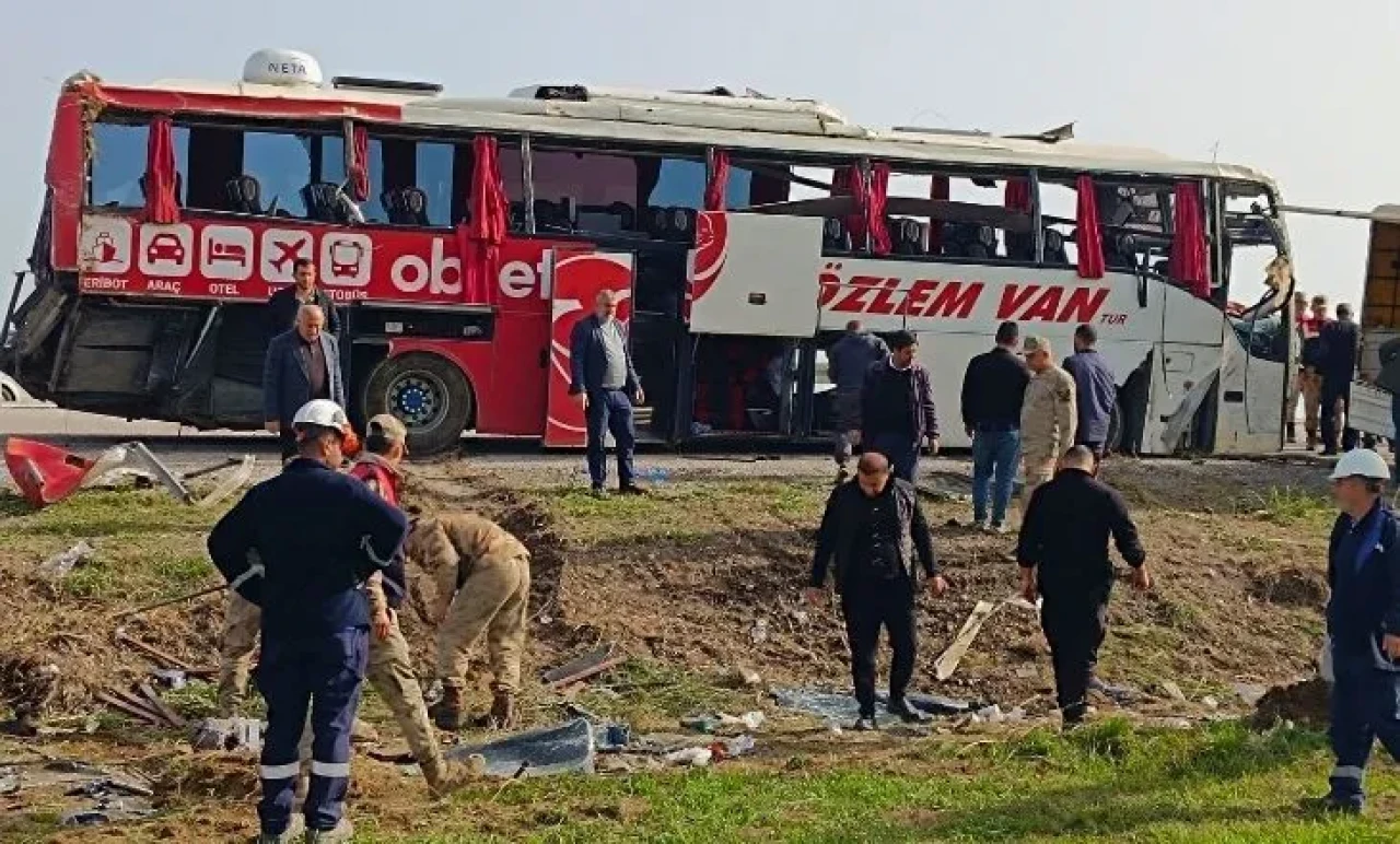 Van’da Yolcu Otobüsü Devrildi: 28 Yaralı! Olay Yerine Ekipler Akın Etti