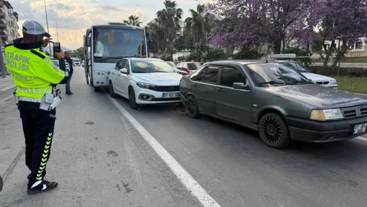 Antalya D-400 Karayolu’nda Zincirleme Kaza: 3 Yaralı