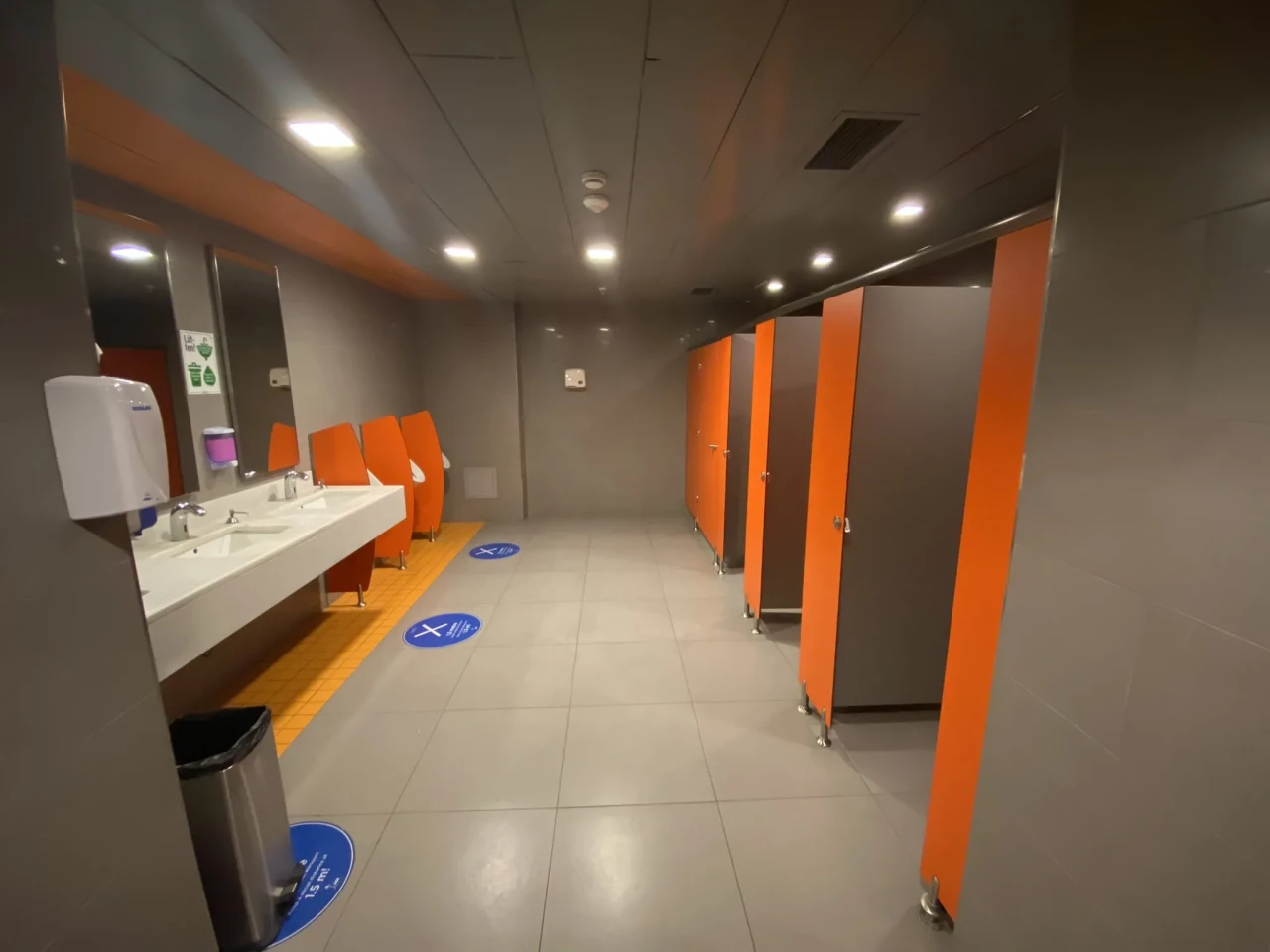 İngiltere'de Okul Tuvaletlerine Erişim Krizi: Öğrenciler Mağdur, Aileler Tepkili