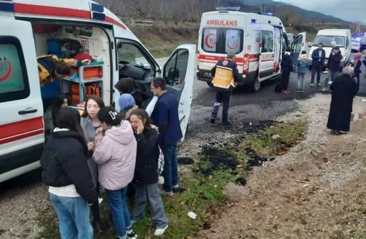 Hakkari’de Öğrenci Servisi Kaza Yaptı: 14 Yaralı