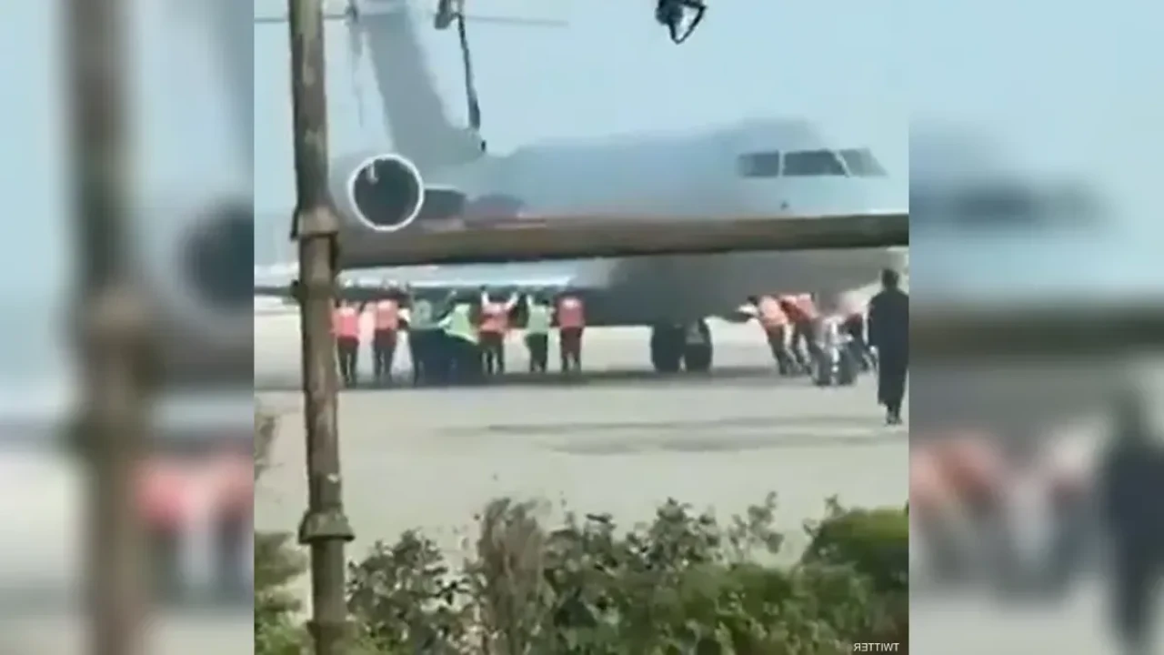 Uçağı Elle İttiler: Hindistan’da Şaşırtan Görüntü