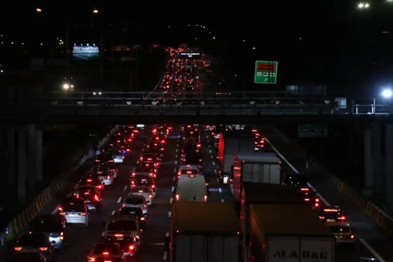 Kurban Bayramı Tatili Başladı, Yollar Kilitlendi!