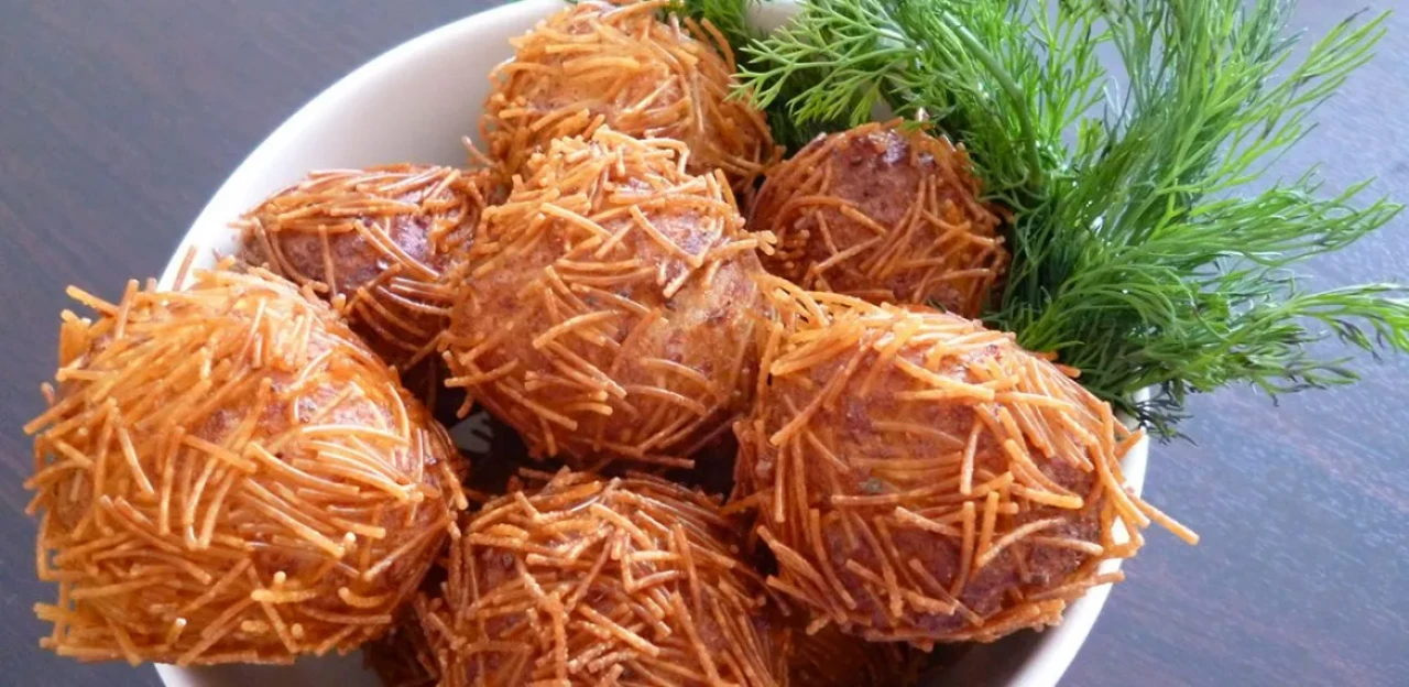 Bu bezzeti denemeyen kalmasın! Tel şehriyeli patates köftesi tarifi ile fark yaratın