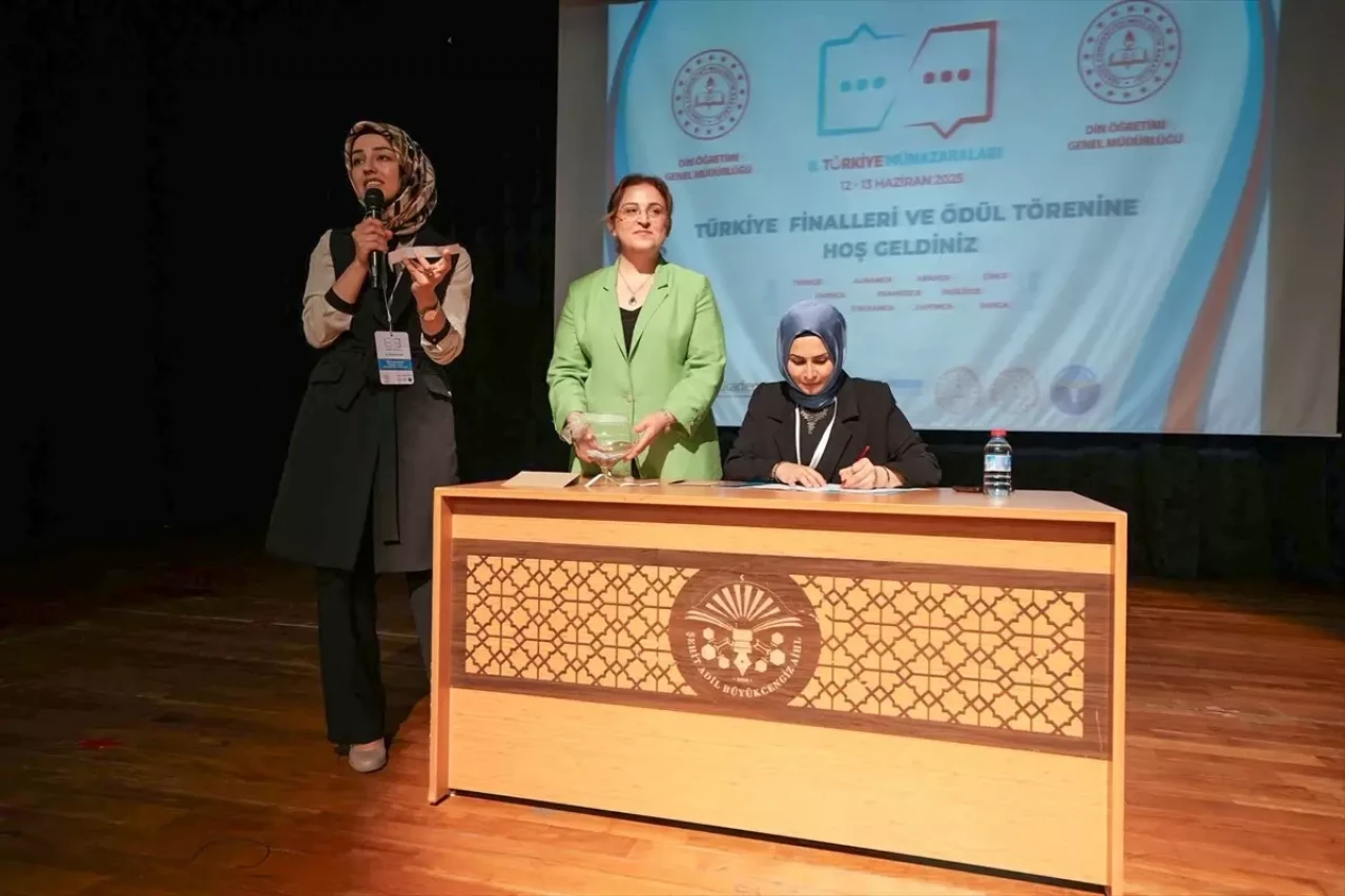 11 dilde münazara finali başladı: Gençler sahneye çıkıyor!