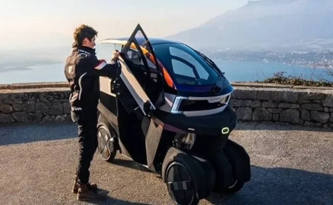 Fransız şirketten motosiklet gibi yatan, otomobil gibi güvenli elektrikli araç! İşte özellikleri