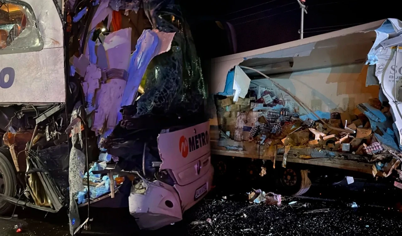 Sakarya Pamukova’da trafik kazası: Yolcu otobüsü TIR'a çarptı! Çok sayıda yaralı var