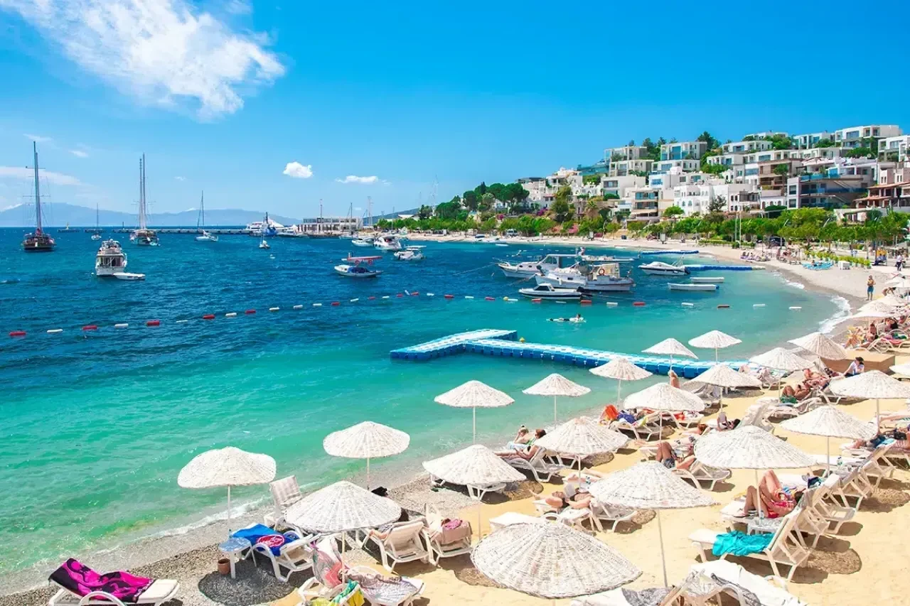 Bodrum Plaj Ücretleri 2025: Zamlı Fiyatlar Tatilcileri Zorluyor