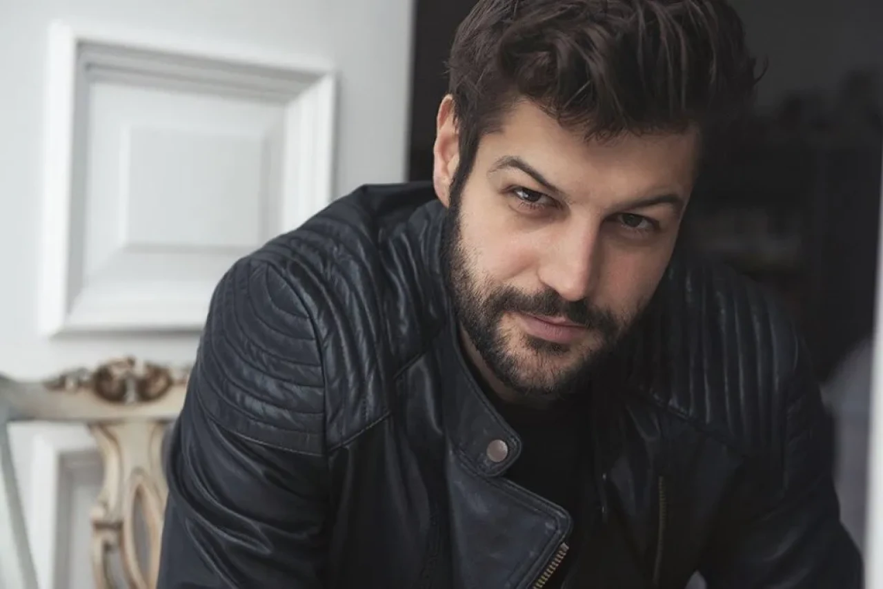 Serhat Teoman Kimdir? Ekranlardan sahneye uzanan bir kariyer hikayesi