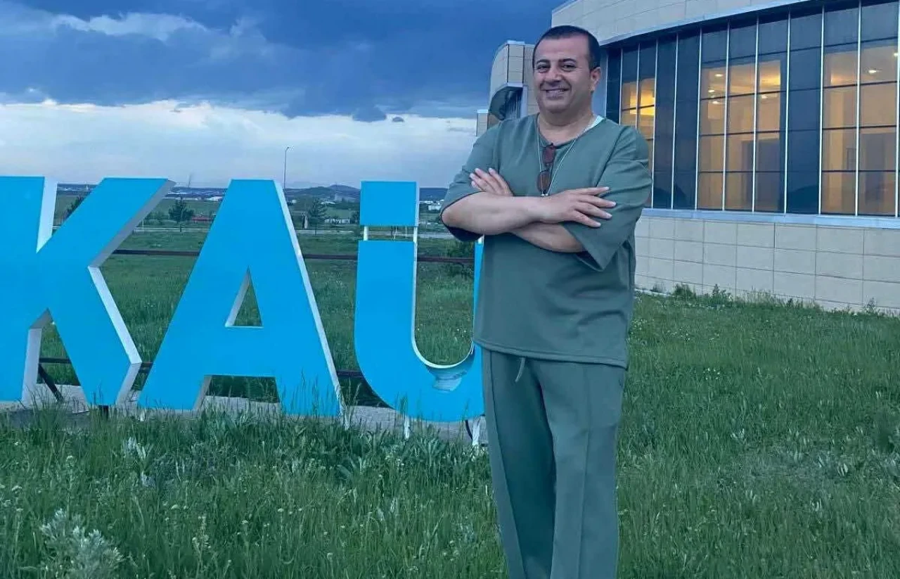 Ünlü sanatçı Anıl Alan Kars’ı salladı! Gençlerden büyük ilgi