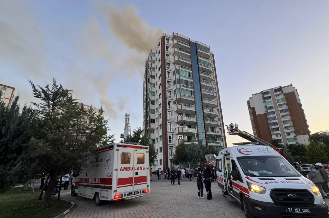 Diyarbakır’da 13 katlı binada yangın: 2’si çocuk 3 kişi hayatını kaybetti