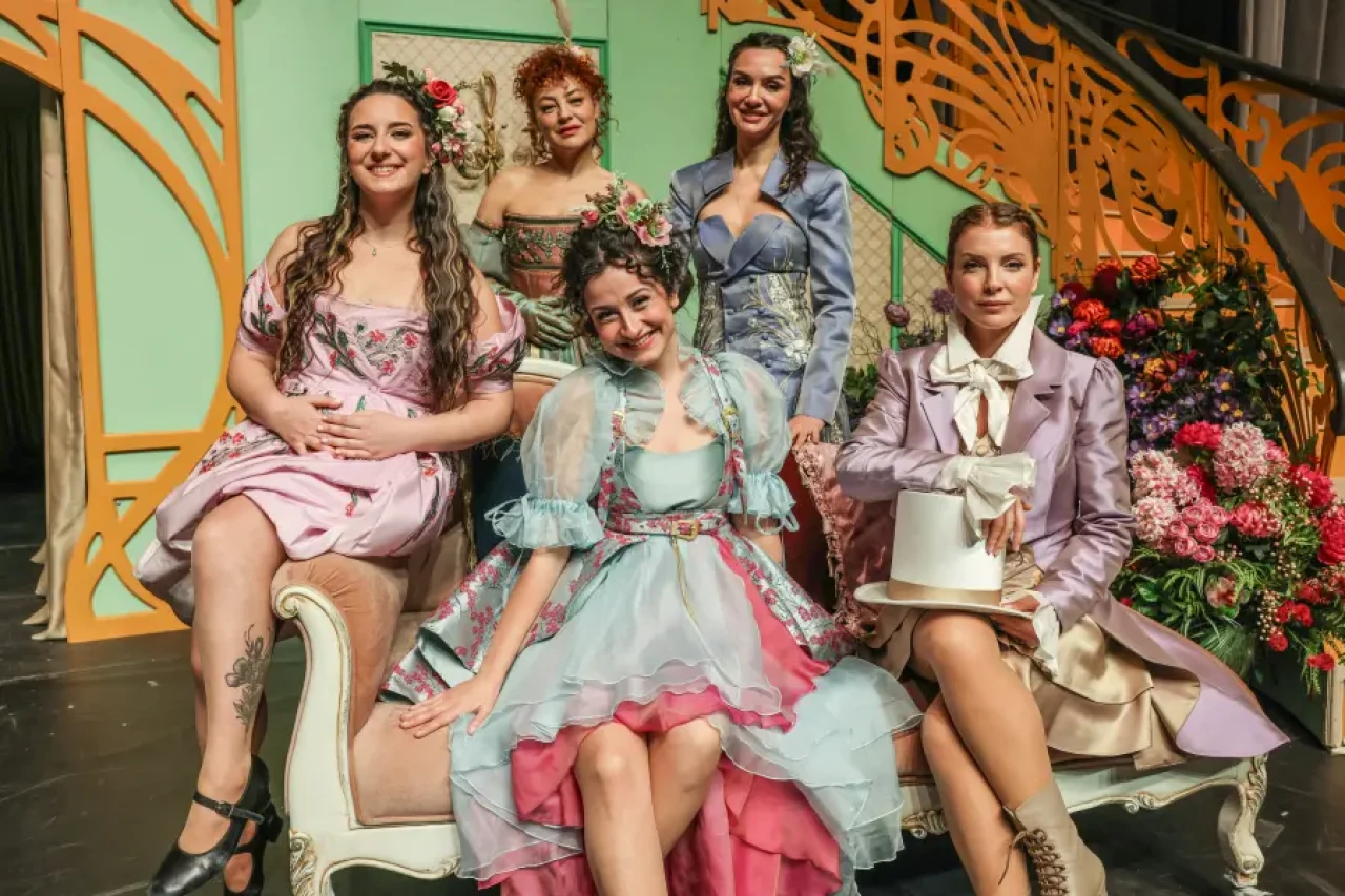 Gurur ve Önyargı (gibi bir şey): Tiyatro Sahnesinde Kadın Gücüyle 3 Dalda Aday!