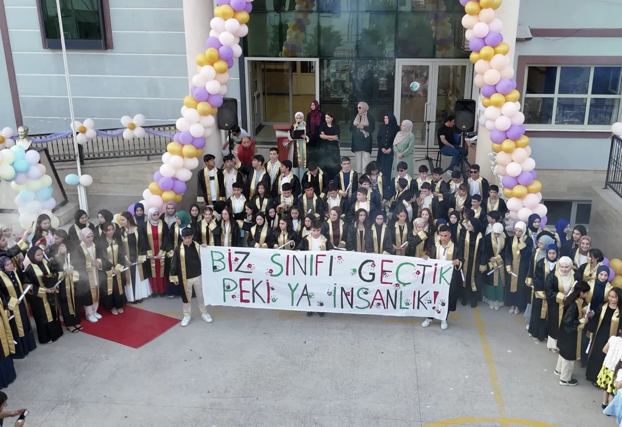 Mezuniyet Töreninde Gazze’ye Sessiz Çığlık: “Biz Sınıfı Geçtik, Peki Ya İnsanlık?”