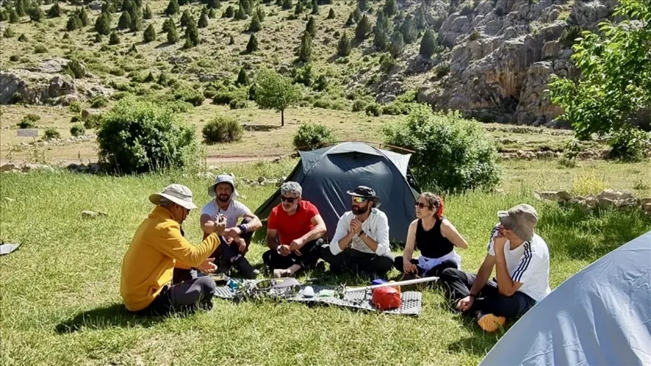 Aladağlar’da Kırşehirli Dağcılara Zorlu Eğitim: Zirveye Tırmanış ve İstiklal Marşı