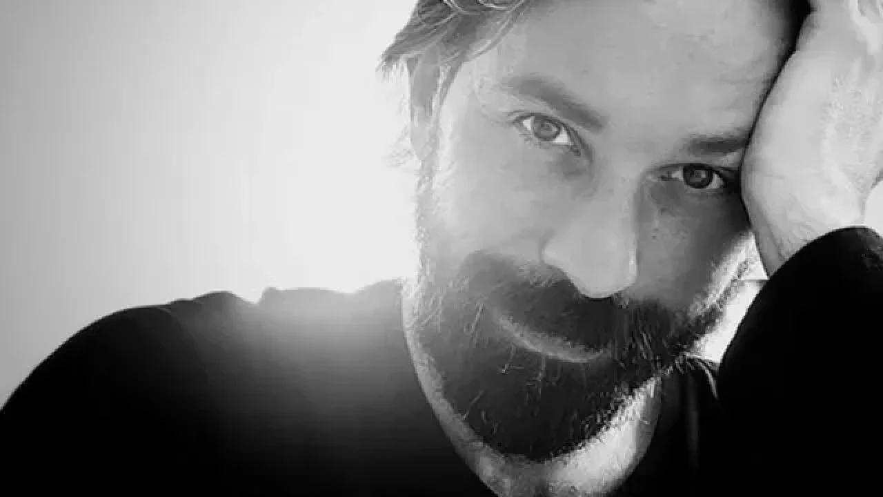 Sanatçı Yezdan Kayacan Kimdir? Aslen Nereli, Kaç Yaşında? İşte Hayatı ve Kariyeri