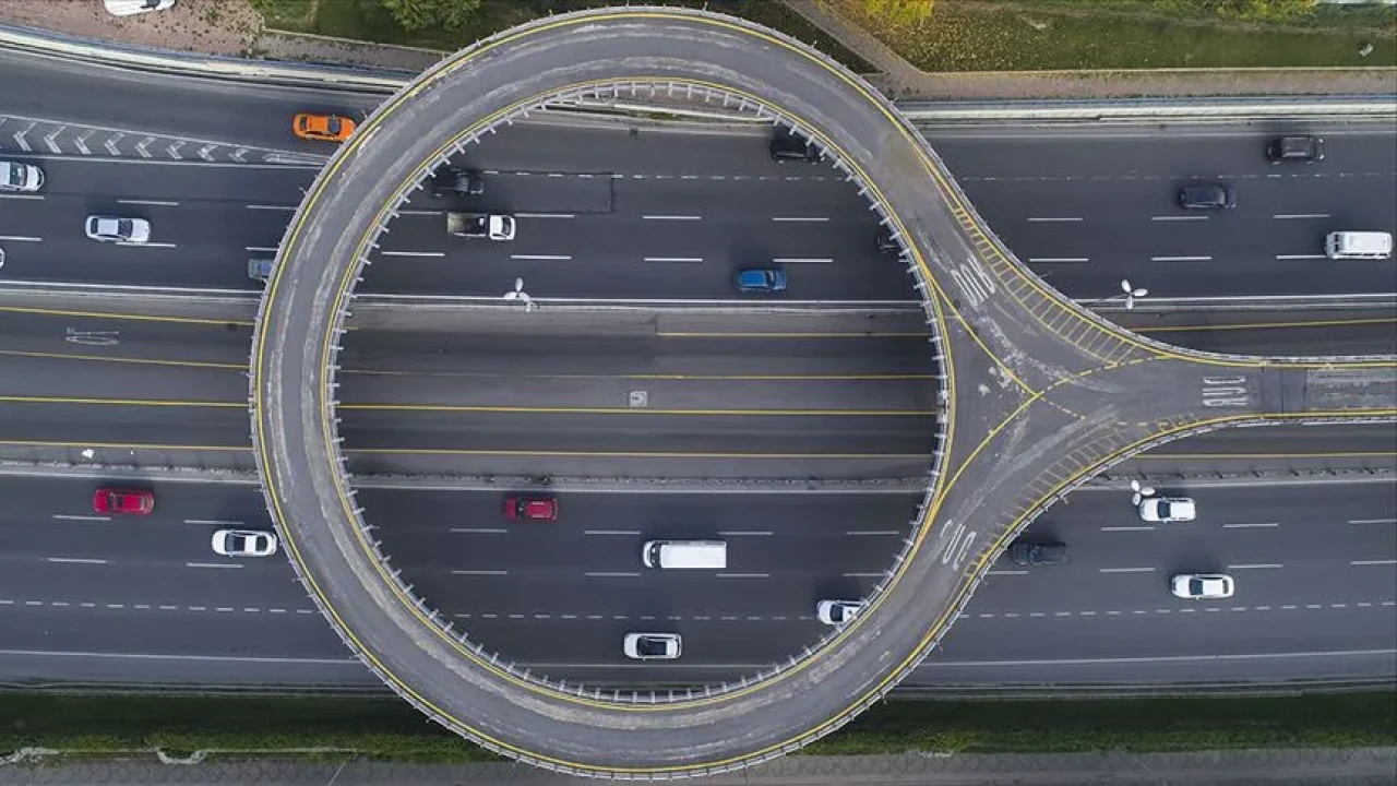 Bayram tatilinde yollarda dikkat! Çalışmalar sürüyor, bazı güzergahlar servis yoluna yönlendirildi