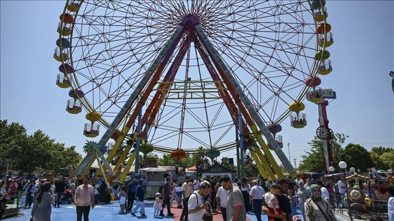 Maskotlar, Çarpışan Arabalar ve Neşe: Çocuklar Parklarda Bayramı Kutladı