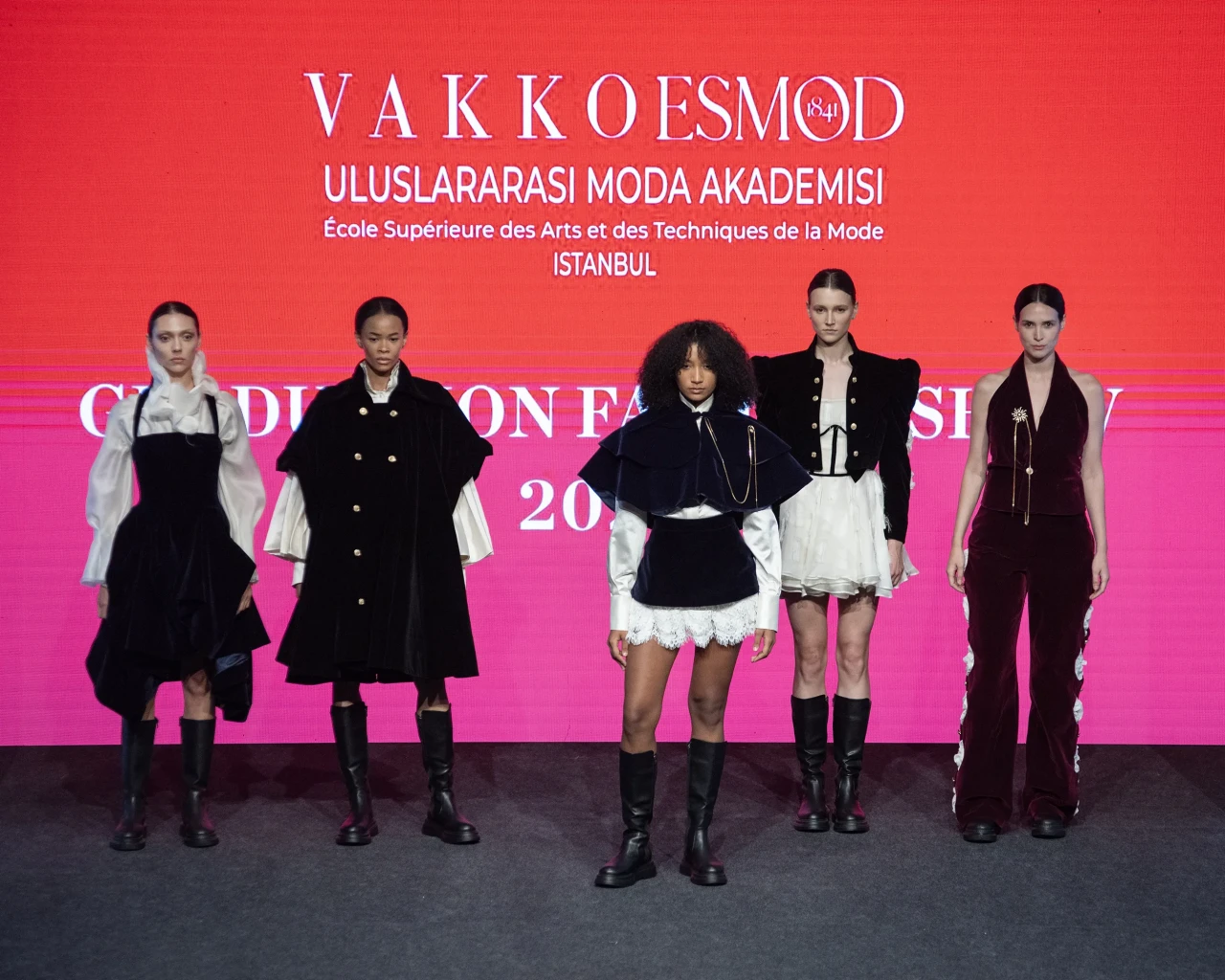 Genç Yetenekler Sahneye Çıktı: Vakko ESMOD 2025 Mezuniyet Defilesi Göz Kamaştırdı!