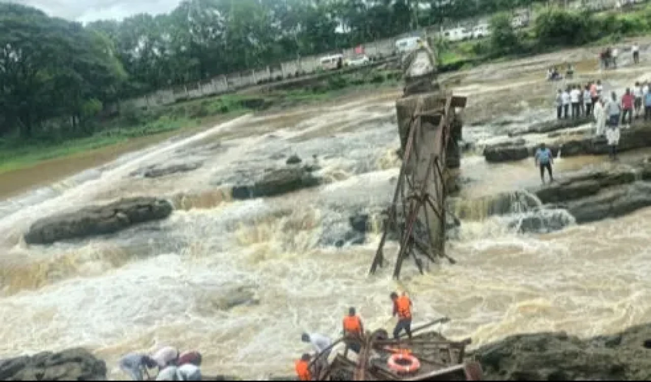 Hindistan'da facia: Turist grubu nehre düştü, ölü ve yaralılar var!