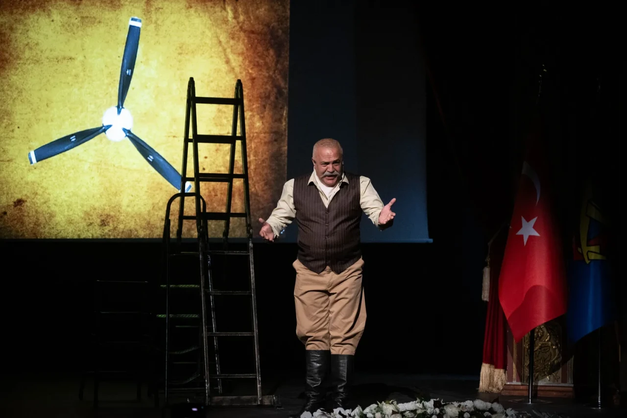 Türk havacılığının efsanesi sahneye taşındı