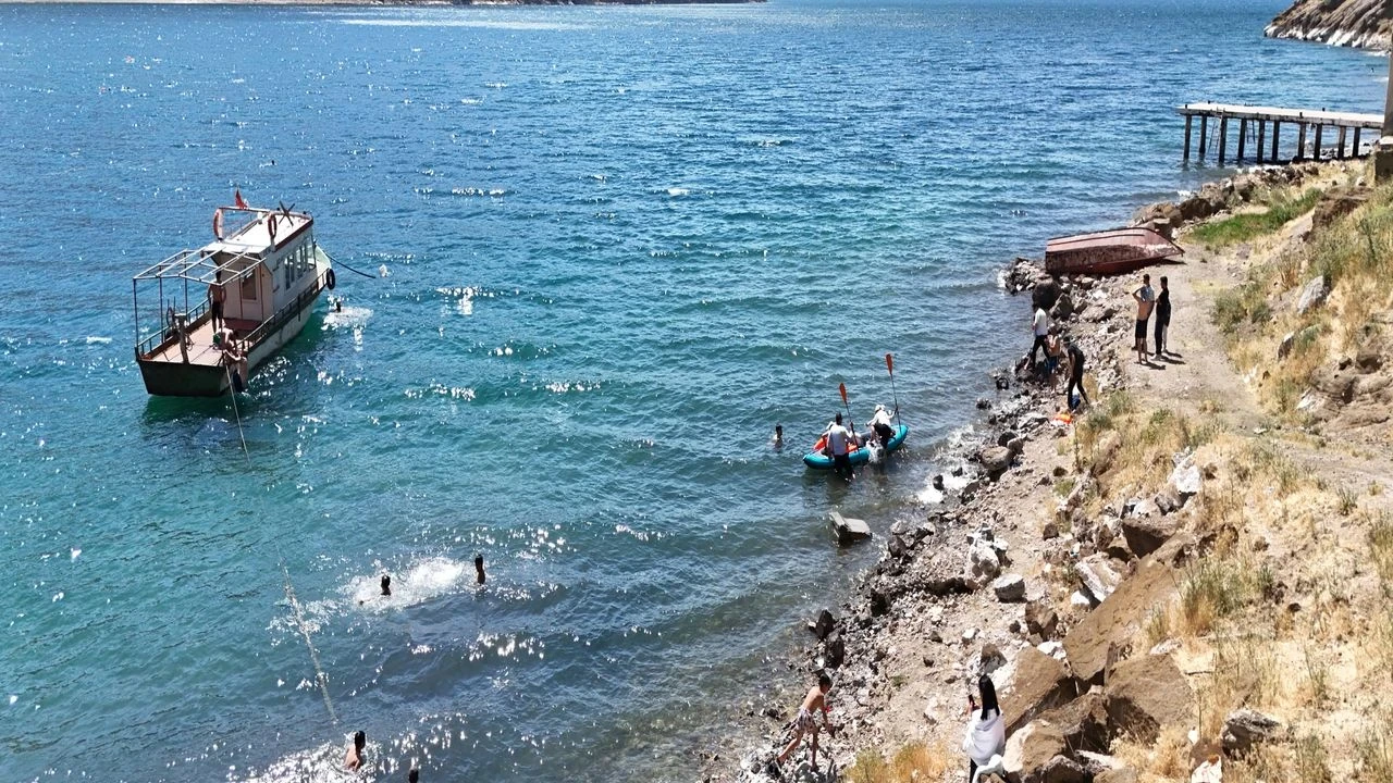 Denizcilik Bayramı Van Gölü’nde Kutlandı: 50 Kişi Temiz Su İçin Yüzdü