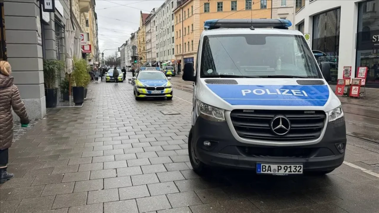 Almanya’da Korkunç Anlar: Araç Kaldırıma Daldı, 5 Yaralı!