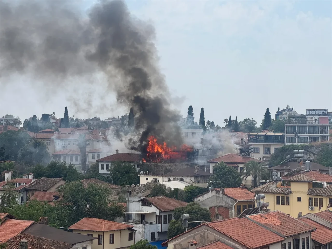Turistlerin gözdesi otel alevlere teslim: Antalya'da alarm!