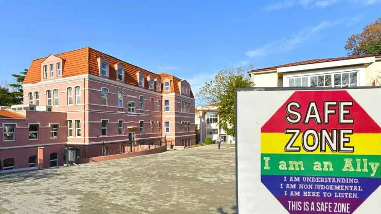 Üsküdar’daki lise gündemde! LGBT afişi krizi sonrası bakanlık harekete geçti