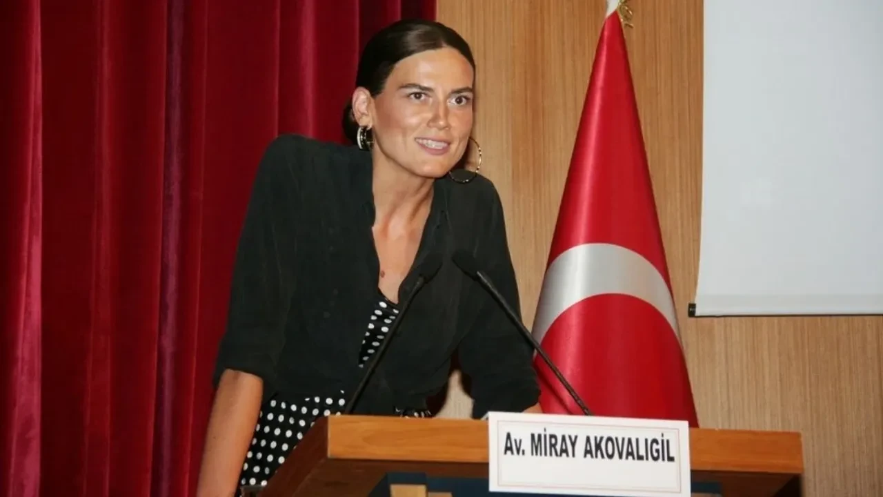 Miray Akovalıgil Kimdir? Hayatı ve Biyografisi: Avukatlıktan Komedyenliğe Uzanan Hikaye
