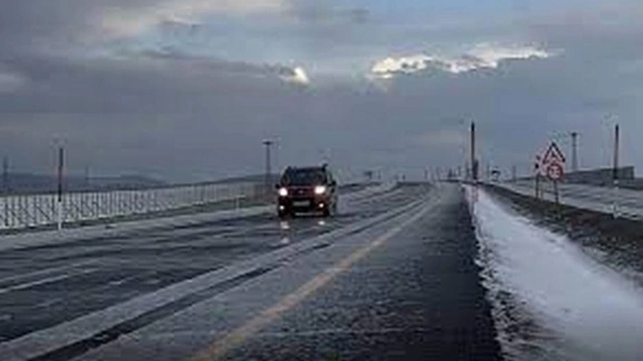 Erzurum ve Ardahan’da gök delindi! Dolu ve sağanak hayatı felç etti