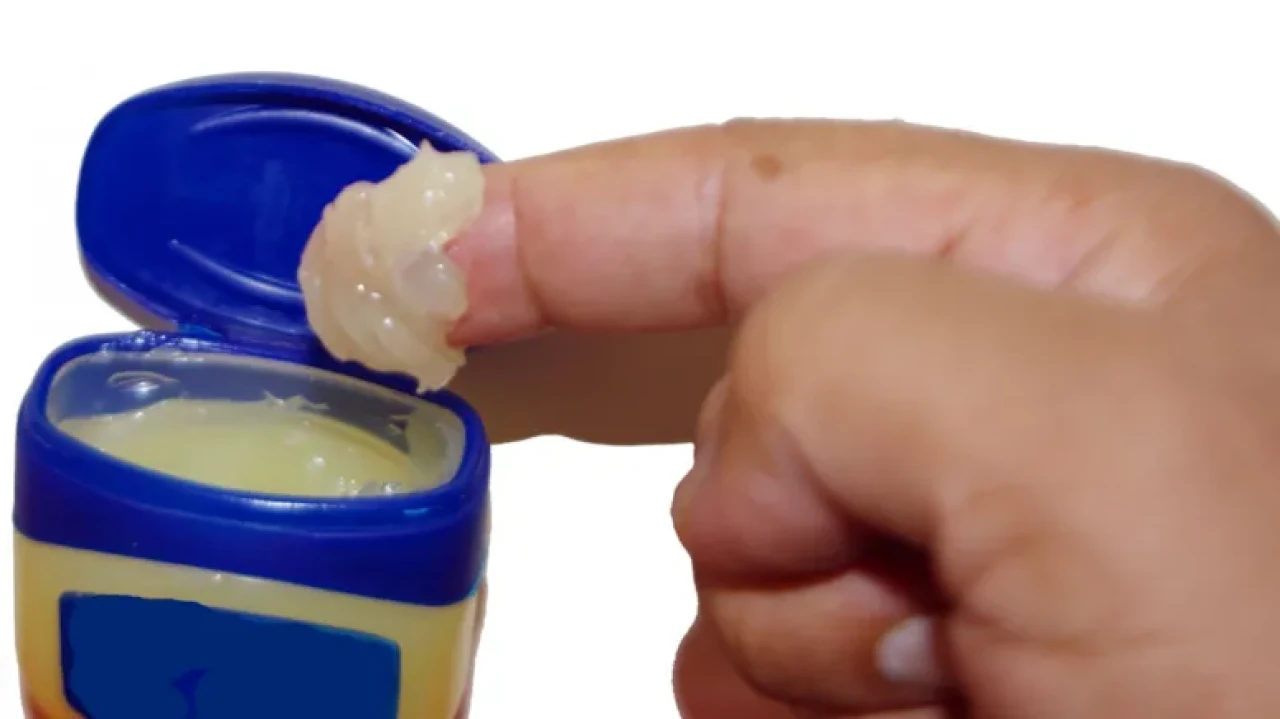 Herkesin evinde bulunuyor! Vazelinin nasıl ortaya çıktığını duyanlar şaşkın..