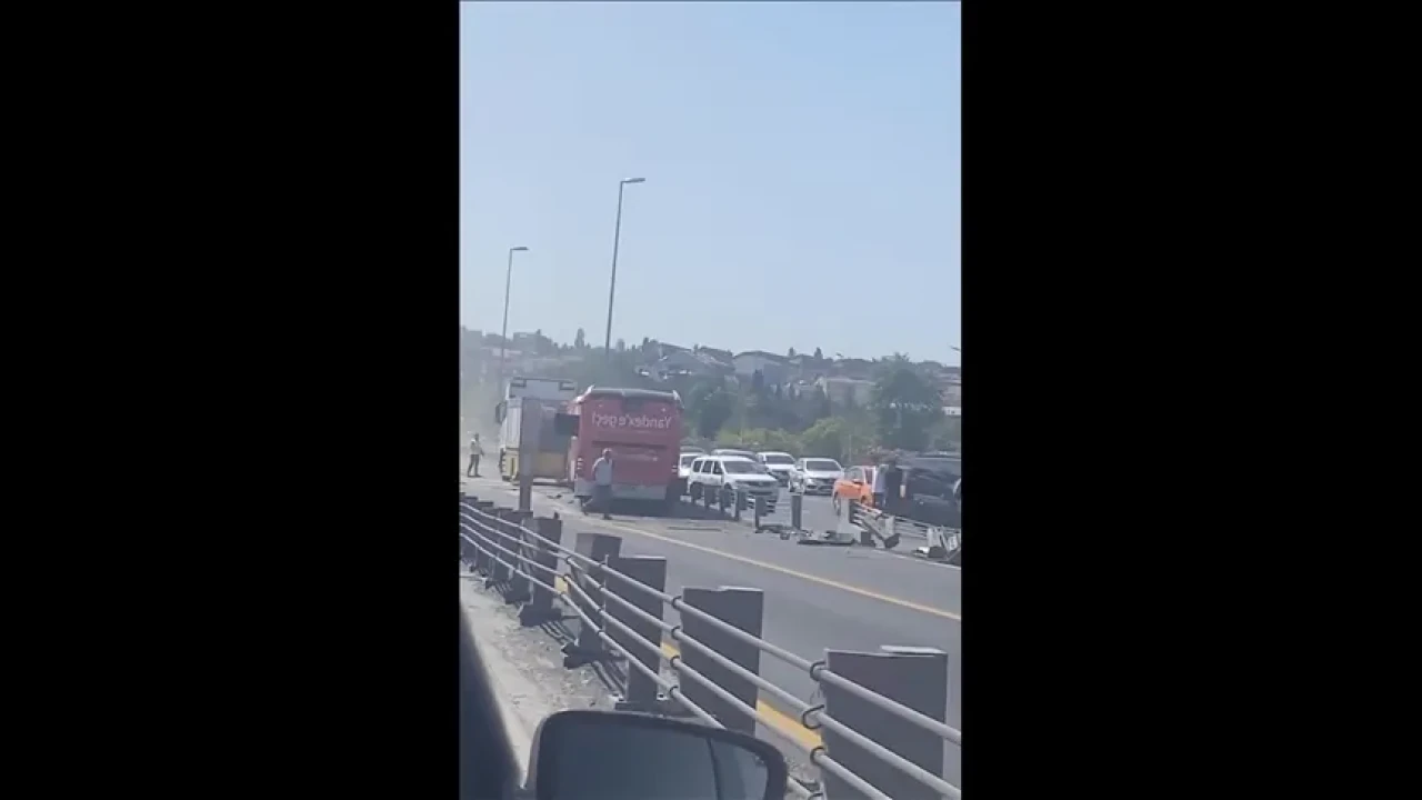 İstanbul’da Metrobüs Taşınırken Kaza: Trafik D-100’de Durdu