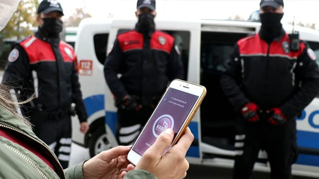 İzmir’de KADES alarmı: Polisi bıçaklayan saldırgan vurularak durduruldu