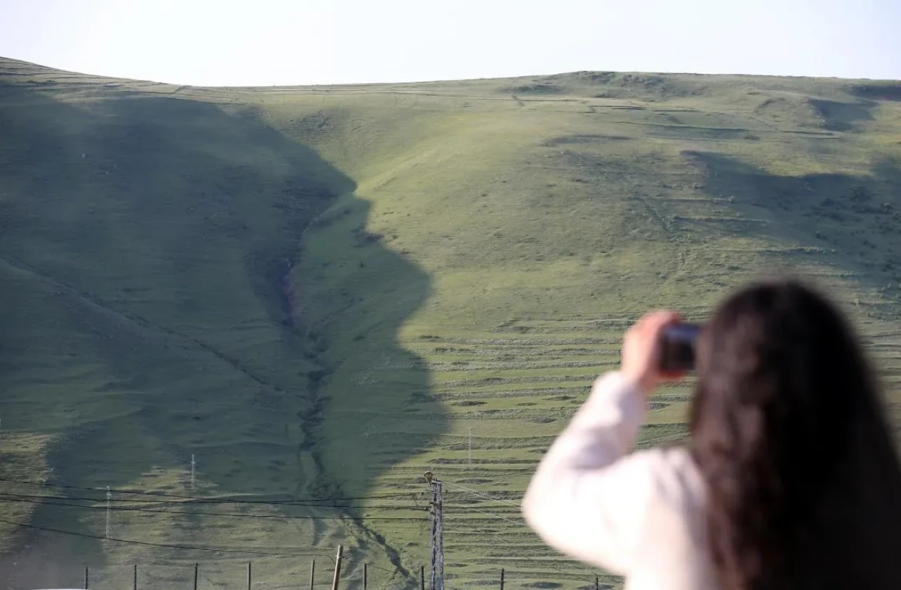 Ardahan Damal’da güneşin gölgesiyle beliren Atatürk silüeti yaz boyu ziyaretçilerini bekliyor