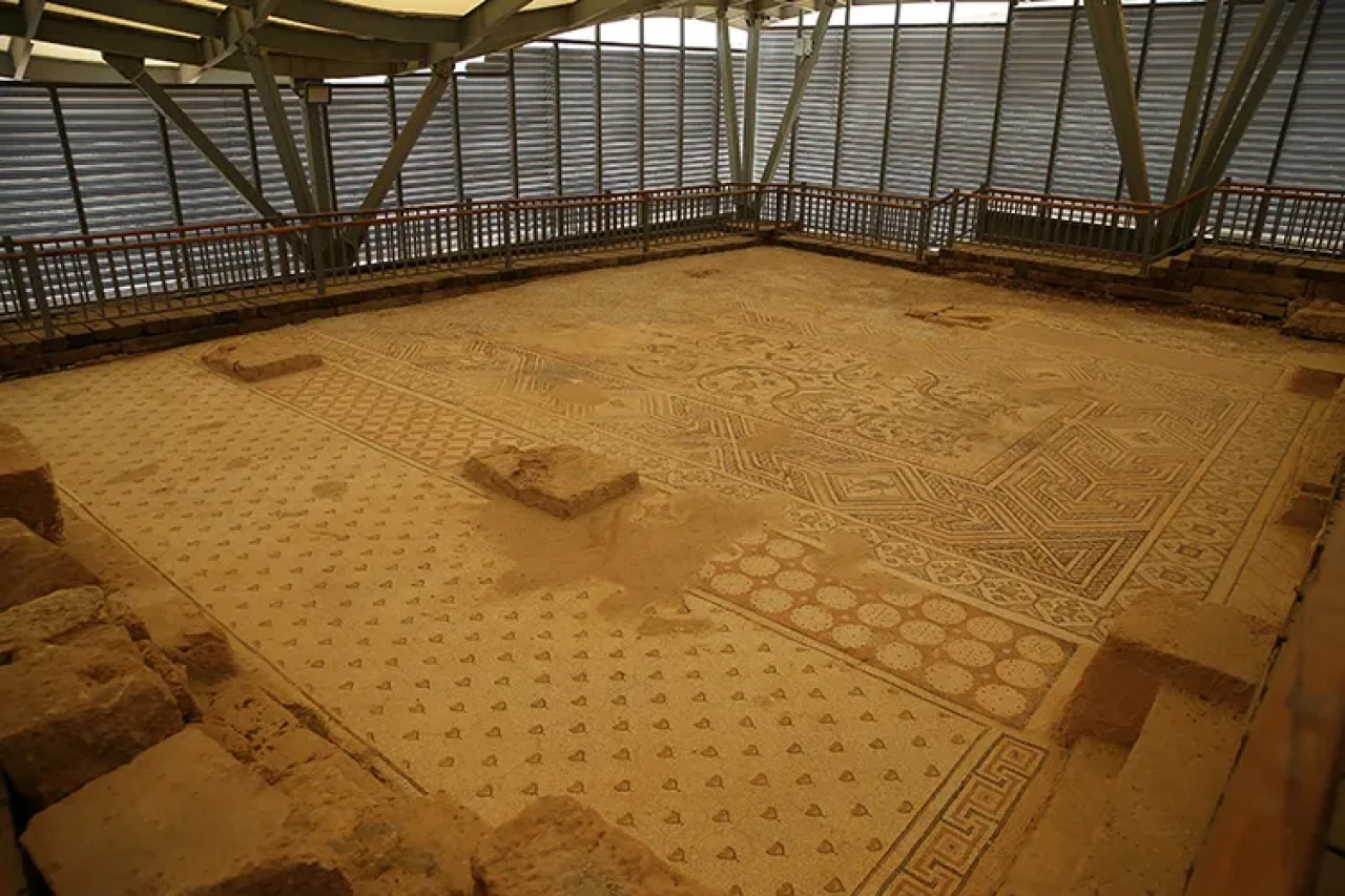 Perre Antik Kenti’nde mozaik yeniden hayat buldu