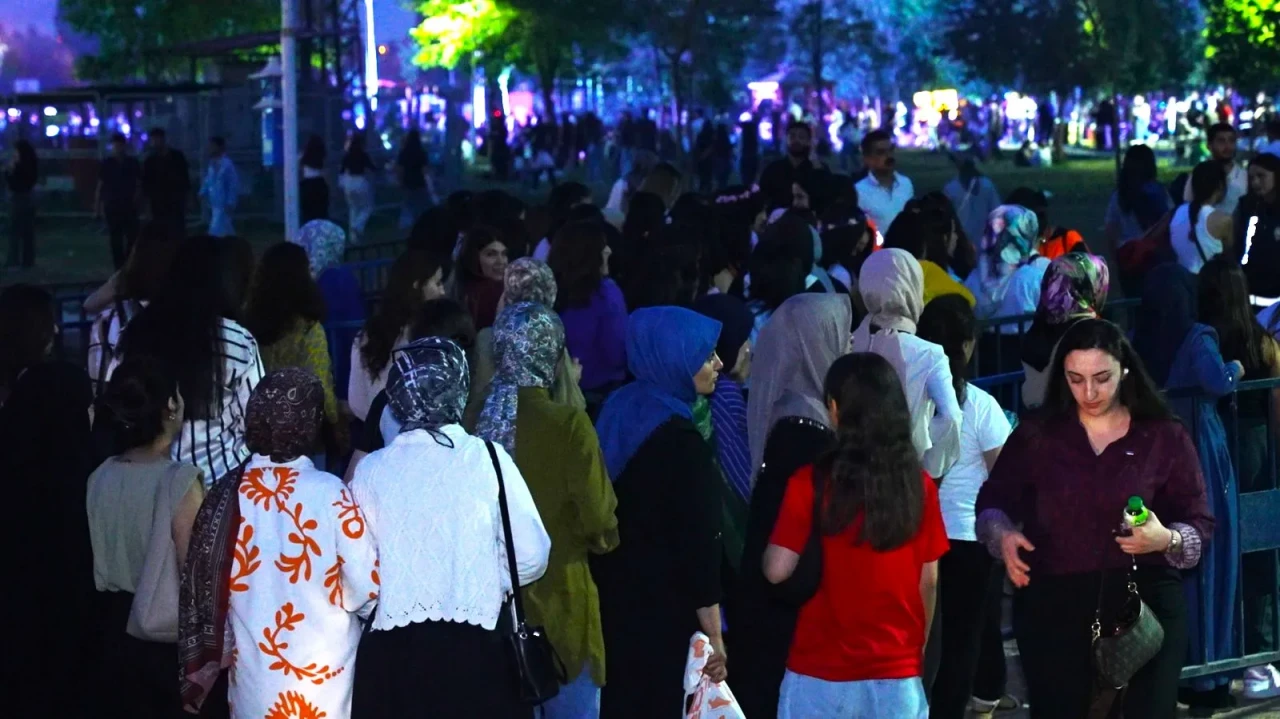 Van’da kültür ekonomiye can oldu: Festival esnafa bayram ettirdi!