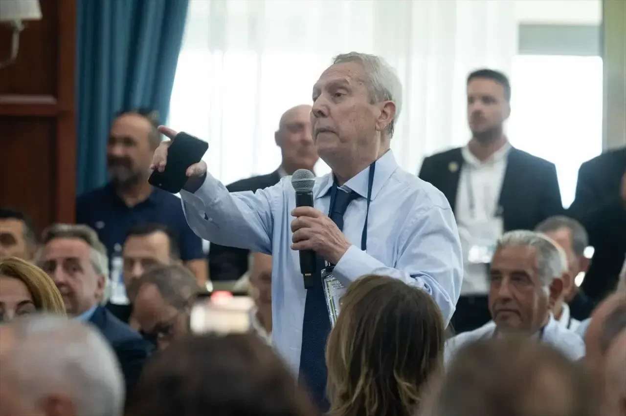 Aziz Yıldırım'dan Ali Koç'a: “Mourinho ile ilgili söylediklerini söylersem çok ayıp olur, konuşturma beni”