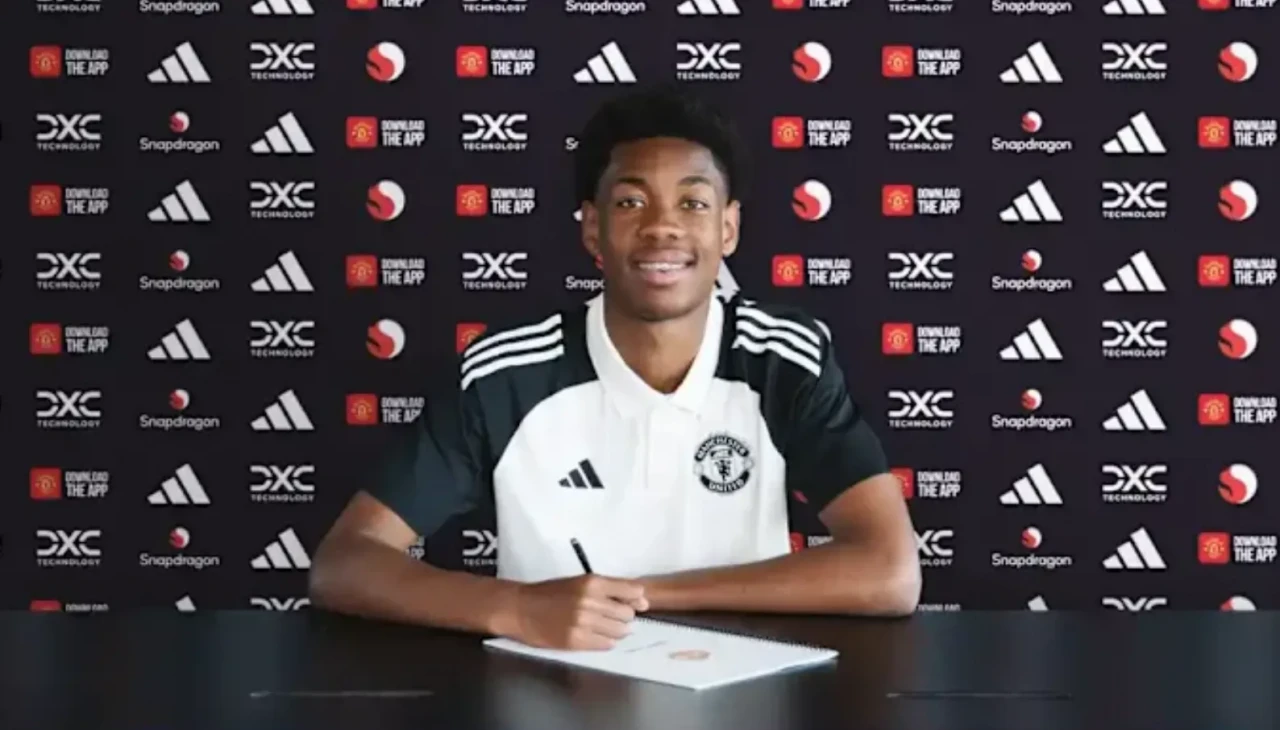 Manchester United, Enzo Kana-Biyik transferini resmileştirdi!